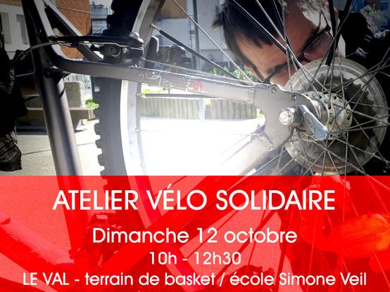 Un homme est en train d'entretenir son vélo fixé sur un pied d'atelier.