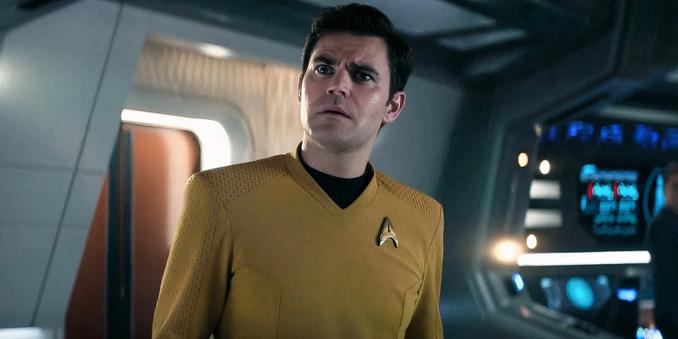 <img alt="Star Trek: Strange New Worlds mostra l’evoluzione di James T. Kirk verso il comando dell’Enterprise" class="webfeedsFeaturedVisual wp-post-image" height="900" src="https://i2.wp.com/static0.srcdn.com/wordpress/wp-content/uploads/2025/10/kirk-confused-in-star-trek-strange-new-worlds.jpg?w=1600&amp;h=900&amp;fit=crop&amp;w=1600&amp;resize=1600,900&amp;ssl=1" style="display: block; margin-bottom: 5px; clear: both;" title="Star Trek: Strange New Worlds mostra l’evoluzione di James T. Kirk verso il comando dell’Enterprise" width="1600" /><div class="starw-prima-del-contenuto_4" id="starw-374466163"><div id="addendoContainer_Interstitial"></div></div><p>La serie <em>Star Trek: Strange New Worlds</em> continua a esplorare con profondità l’evoluzione del giovane <strong>James T. Kirk</strong> (interpretato da <strong>Paul Wesley</strong>), mostrando come il futuro capitano dell’USS Enterprise si trovi inizialmente a operare in condizioni di svantaggio rispetto ai comandanti che lo hanno preceduto. Con la conclusione della terza stagione, lo show si avvicina alla metà della sua <strong>missione quinquennale</strong>, preparando il terreno per il collegamento diretto con gli eventi di <em>Star Trek: The Original Series</em>.</p><div class="starw-contenuto_6" id="starw-914870108" style="margin-top: 2px; margin-bottom: 2px;"><!-- BOX 300x250 Articolo 1 -->
<div id="addendoContainer_9001" style="width: 300px; height: 250px;">
</div></div>
<h2>L’eredità di Christopher Pike</h2>
<