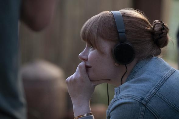 <img alt="Bryce Dallas Howard: la regista che continua a ridefinire Star Wars con passione e visione" class="webfeedsFeaturedVisual wp-post-image" height="1280" src="https://i3.wp.com/www.starwarsnewsnet.com/wp-content/uploads/2020/05/DGTM-Ep1-11-scaled.jpg?w=1920&amp;resize=1920,1280&amp;ssl=1" style="display: block; margin-bottom: 5px; clear: both;" title="Bryce Dallas Howard: la regista che continua a ridefinire Star Wars con passione e visione" width="1920" /><div class="starw-prima-del-contenuto_4" id="starw-2020770701"><div id="addendoContainer_Interstitial"></div></div><p>Dal 2019, anno in cui <em>Star Wars</em> ha debuttato nel formato live-action televisivo con <em>The Mandalorian</em>, <strong>Bryce Dallas Howard</strong> è diventata una delle figure creative più apprezzate all’interno della galassia lontana lontana. Nata come attrice affermata, la figlia del regista Ron Howard ha saputo conquistare il pubblico e la critica anche dietro la macchina da presa, distinguendosi per sensibilità visiva, ritmo narrativo e profondo rispetto per il materiale originale.</p><div class="starw-contenuto_6" id="starw-1031148087" style="margin-top: 2px; margin-bottom: 2px;"><!-- BOX 300x250 Articolo 1 -->
<div id="addendoContainer_9001" style="width: 300px; height: 250px;">
</div></div>
<h2>Dall’attrice alla regista di punta di <em>The Mandalorian</em></h2>
<p>La prima occasione di Howard come regista nel mondo di <em>Star Wars</em> risale alla <strong>prima stagione di <em>The Man