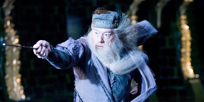 <img alt="Harry Potter: le prime immagini di John Lithgow nei panni di Albus Silente nella nuova serie tv HBO" class="webfeedsFeaturedVisual wp-post-image" height="900" src="https://i0.wp.com/static0.srcdn.com/wordpress/wp-content/uploads/2025/10/dumbledore-fighting-in-the-ministry-of-magic-in-harry-potter.jpg?w=1600&amp;h=900&amp;fit=crop&amp;w=1600&amp;resize=1600,900&amp;ssl=1" style="display: block; margin-bottom: 5px; clear: both;" title="Harry Potter: le prime immagini di John Lithgow nei panni di Albus Silente nella nuova serie tv HBO" width="1600" /><div class="starw-prima-del-contenuto_4" id="starw-2407461402"><div id="addendoContainer_Interstitial"></div></div><p>Le prime immagini dal set della nuova serie HBO dedicata a <em>Harry Potter</em> offrono un primo sguardo sul personaggio di <strong>Albus Silente</strong>, interpretato da <strong>John Lithgow</strong>, ritratto in costume completo. La produzione, ormai in fase avanzata, rappresenta il più ambizioso tentativo di riportare sul piccolo schermo l’universo magico ideato da <strong>J.K. Rowling</strong>, questa volta attraverso una trasposizione più fedele ai romanzi originali.</p><div class="starw-contenuto_6" id="starw-3722047375" style="margin-top: 2px; margin-bottom: 2px;"><!-- BOX 300x250 Articolo 1 -->
<div id="addendoContainer_9001" style="width: 300px; height: 250px;">
</div></div>
<p>Il progetto, sviluppato da <strong>HBO</strong> in collaborazione con <strong>Warner Bros. Discovery</strong>, prevede u
