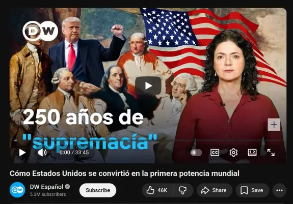 Pantallazo de video de YT de un capitulo de DWEspañol. El titulo de la imagen de video dice:" 250 años de "supremacia". Ademas se prominente la bandera de los EEUU varios proceres de la constitucion de los EEUU, el presidente actual  y la moderadora del programa.