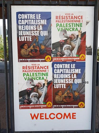 2 #posters de la Ligue de la #jeunesse révolutionnaire affichés sur un panneau où on peut lire "welcome"