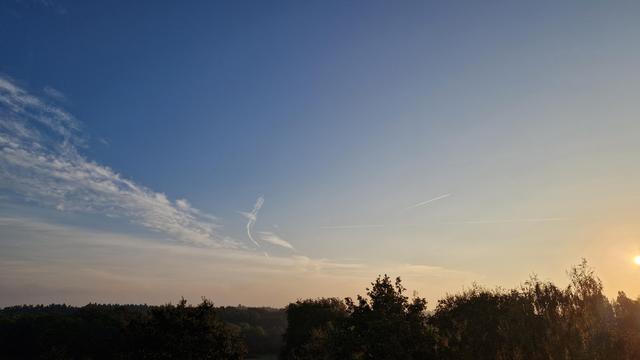 Un ciel bleu, le soleil pointe son nez