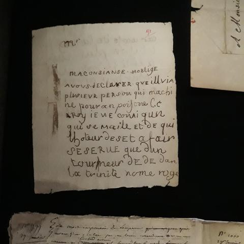 Document d'archive : lettre anonyme extraite des Archives de la Bastille, d'une écriture malhabile et à l'orthographe approximative, commençant par ces mots :
"Mr
Ma consianse moblige a vous declarer que illya plusieur person qui machin pour enpoisone le Roy..."