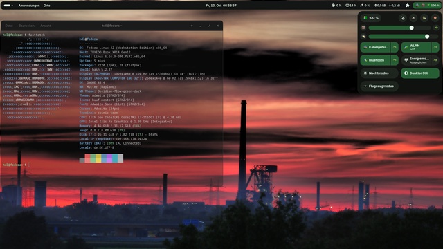 Auf dem Bild zu sehen ist mein Linux Desktop Fedora mit einem von mir Aufgenommen Hintergrund Bild aus dem Duisburger Süden der Eine Industrie Anlage im Sonnenuntergang Zeigt der Himmel scheint zu brennen.das Bild wurde von meinem Balkon aus Aufgenommen und ist wie ich finde Trotz der Schornsteine und Türme ein wirklich Stimmungsvolles Bild