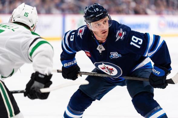 Jonathan Toews returns to NHL with hometown Winnipeg Jets