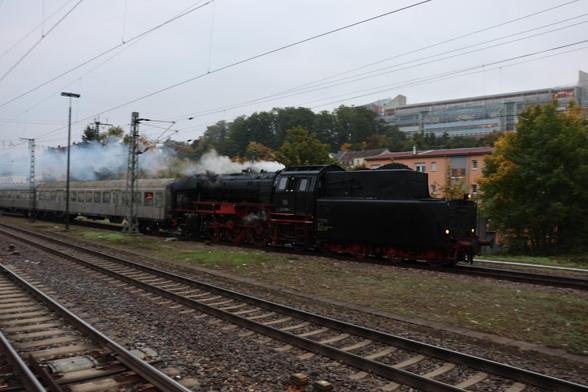 23 058 bei der Einfahrt in den Hauptbahnhof Kaiserlautern