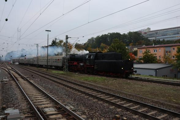 23 058 bei der Einfahrt in den Hauptbahnhof Kaiserlautern