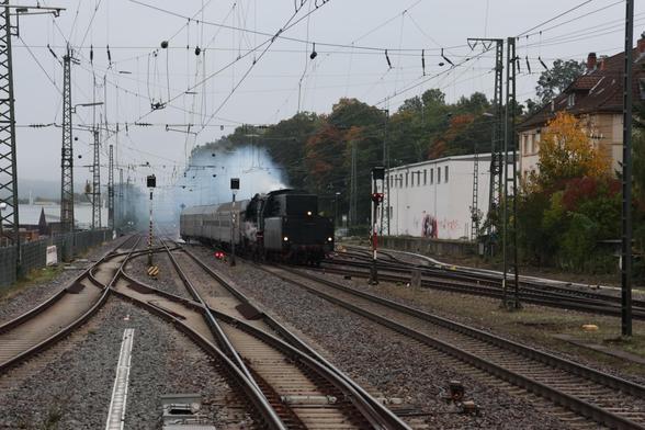 23 058 bei der Einfahrt in den Hauptbahnhof Kaiserlautern