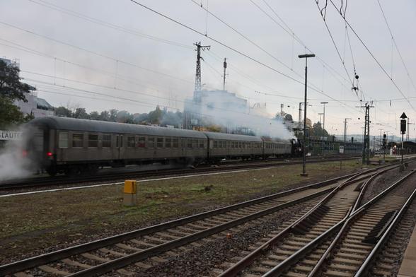 23 058 bei der Einfahrt in den Hauptbahnhof Kaiserlautern