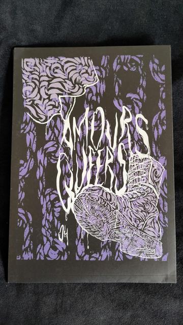 photographie du zine amours queers 4 posé sur du velours noir