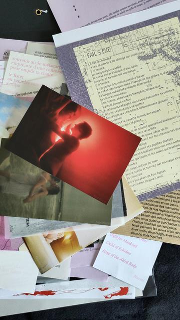 photographie du zine amours queers 4 ouvert, plein d'éléments imprimés les uns sur les autres