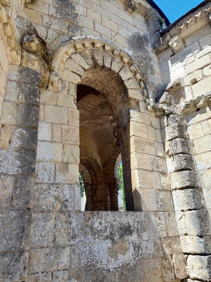 Fenêtre, creusée dans la pierre de tuffeau ouvragée, en ogive et perspective