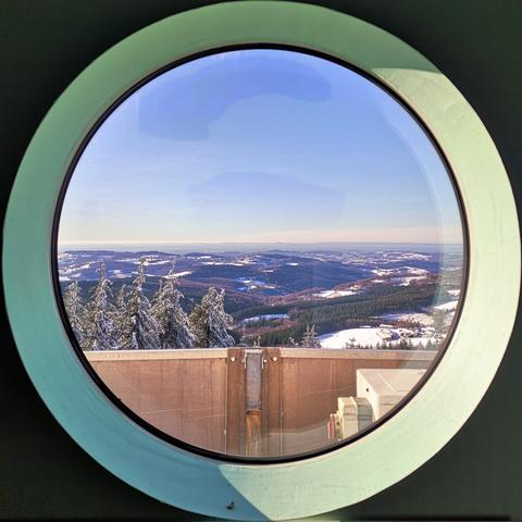 Gros hublot rond donnant la vue sur le Morvan enneigé (la ville de Chateau-Chinon en particulier).