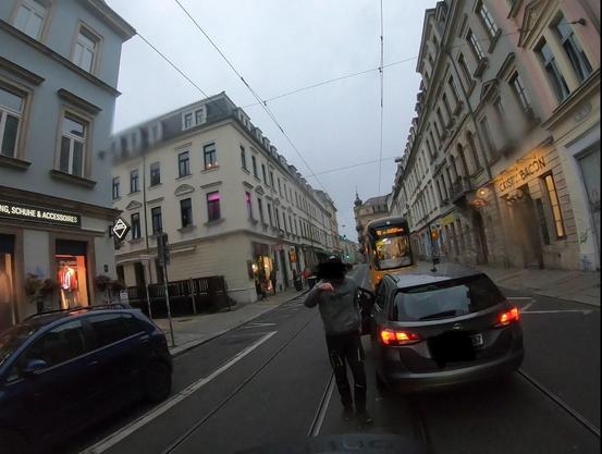 Autofahrer steigt extra nochmal aus