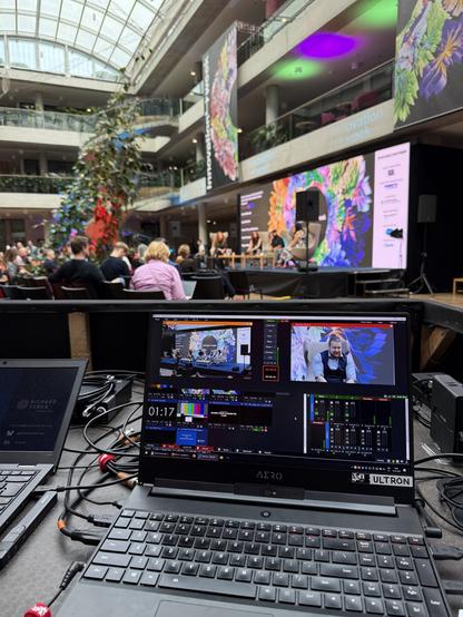 Fotografie z režie main stage Inovačního týdne 2025 v budově ČSOB.

Na stole notebook Gigabyte Aero se softwarem vMix ze kterého odbavuji obsah na LED stěnu, časomíru pro speakery a a stříhám záznam ze dvou kamer pro produkci GenLive.