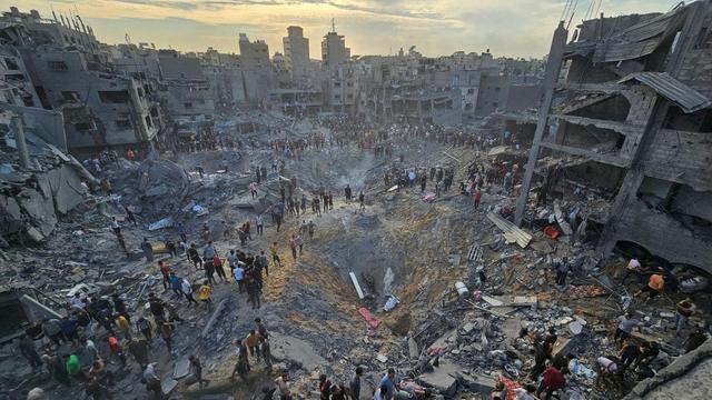 Les décombres du camp de réfugiés de Jabaliya, dans le nord de la bande de Gaza, le 31 octobre 2023.
Photo Anas al-Shareef/STRINGER / REUTERS

https://www.courrierinternational.com/article/israel-hamas-bombardement-dans-un-camp-de-refugies-au-moins-50-morts-selon-les-autorites-de-gaza