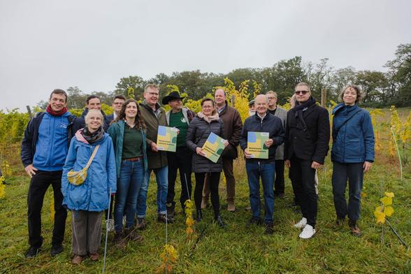 Besuch des MdB Olaf Scholz und der brandenburgischen Landwirtschaftsministerin Hanka Mittelstädt  (MWFK) beim Projekt für kooperativen Agrarumweltschutz KOMBI am 7. Oktober 2025 in Werder / Havel.

(c) Alexander Paul Brandes/ NABU