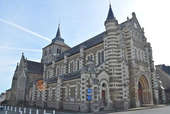 Eglise Saint-Pierre à #ChemilléenAnjou (#MaineEtLoire) Choeur et clocher du XIe siècle ; transept du XIe et du XVIe siècles ; portail du XIIIe siècle ; nef reconstruite au XIXe siècle. Peintures murales du XIII...
Suite 👉 https://monumentum.fr/monument-historique/pa00132975/chemille-en-anjou-eglise-saint-pierre
#Patrimoine #MonumentHistorique
Photo CC-BY-SA 4.0 : Selbymay
