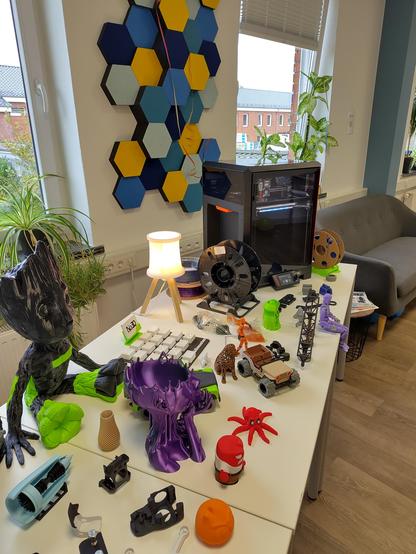 Foto von einem Tisch mit ganz vielen 3d drucken