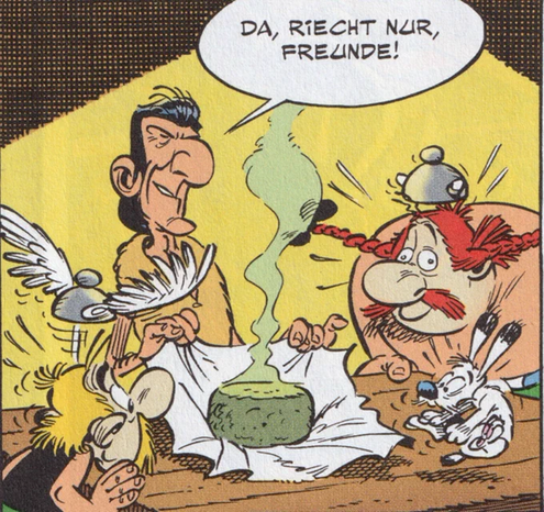 Osolemirnix, der Korse, packt einen korsischen Käse aus, der nun, sichtbar duftend, auf dem Tisch liegt. Asterix, Obelix und Idefix haben sehr erschreckte Gesichter.