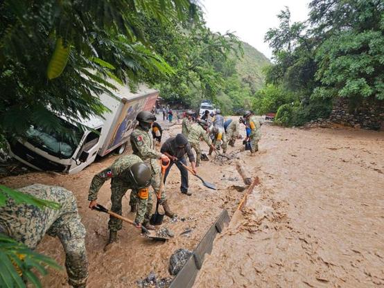 Militares en auxilio a la poblacion