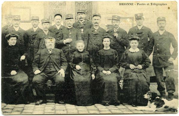 Carte postale de Brionne. On voit le personnel des Postes et des Télégraphes de la ville, ils sont 17, répartis sur deux rangés. Ce sont des hommes et des femmes. Un chien st couché à leurs pieds. La carte postale n'est pas daté, mas est très certainement plus ancienne que la lettre de 1940.