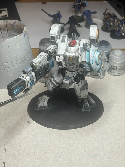 Riptide battlesuit painted in vior’la colours. Front view.