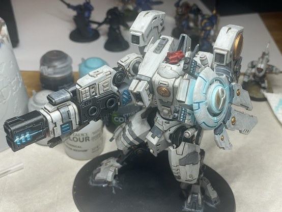Riptide battlesuit painted in vior’la colours. Front view.