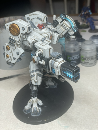 Riptide battlesuit painted in vior’la colours. Right side view.