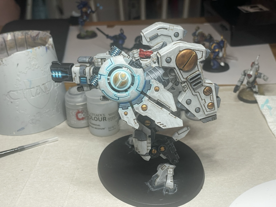 Riptide battlesuit painted in vior’la colours. Left side view.