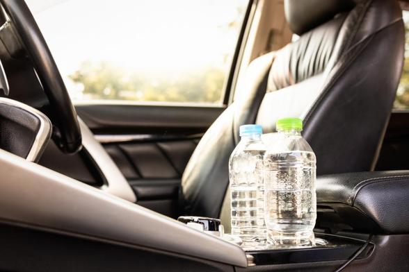 Dos botellas de agua, en un coche. (Getty Images)