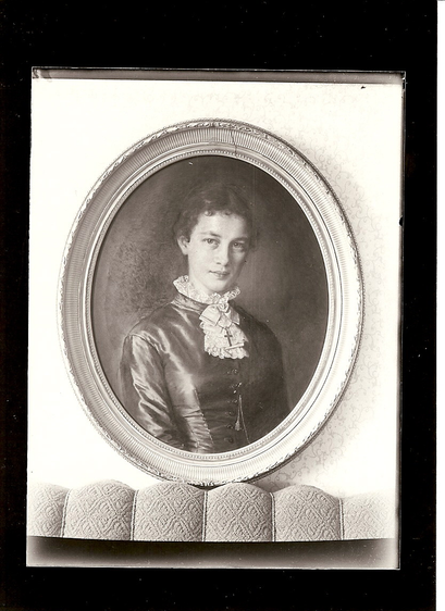 Ovales Portrait einer jungen Frau, schwarzweiß Foto. Der Rest steht im Text.