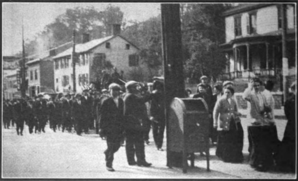 Strikers on parade shortly after the initial walkout. By Unknown author - https://www.marxists.org/history/usa/pubs/isr/v13n06-dec-1912-ISR-gog-ocr.pdf International Socialist Review, Vol. XIII, No. 6, p. 456, Public Domain, https://commons.wikimedia.org/w/index.php?curid=128258253