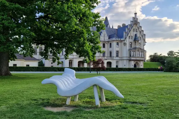 Modernes Kunstwerk im Grafenegger Schlosspark