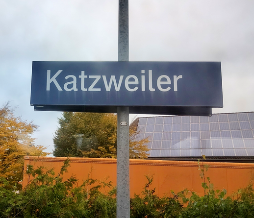 Bahnhofsschild "Katzweiler"