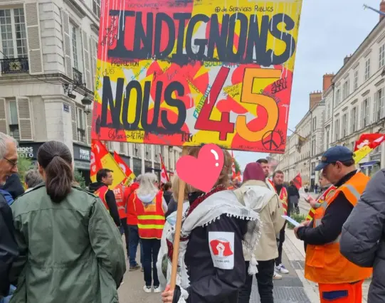 Une image de manifestants avec une grande affice Indignons nous 45 très stylisée