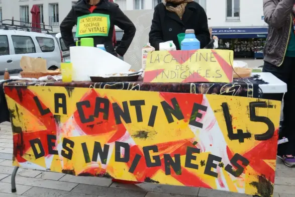 un stand avec écrit La Cantine  des indignées 45