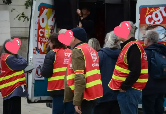 un camion de la CGT avec des membres du syndicat