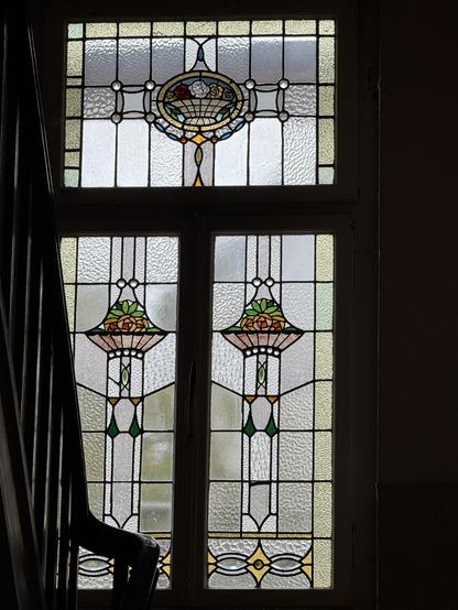 Aufwändige Bleiverglasungen aus der Zeit des Jugendstil in einem Treppenhaus
