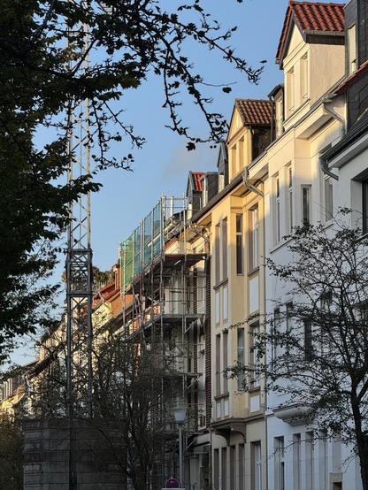Ihr seht hier eine Reihe von Häusern mit drei Etagen und einem Dachgeschoss, bei denen die Umrahmungen der Fenster ahnen lassen, dass hier früher einmal Jugendstilornamente waren. Das Haus mit dem Baugerüst ist das, in dem ich die Bleiverglasung fotografiert habe.