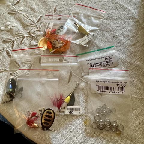 Spinnare och fjäderringar i påsar.