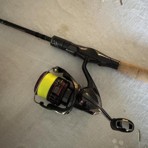 Fiskerulle som just fått en ny gul lina.