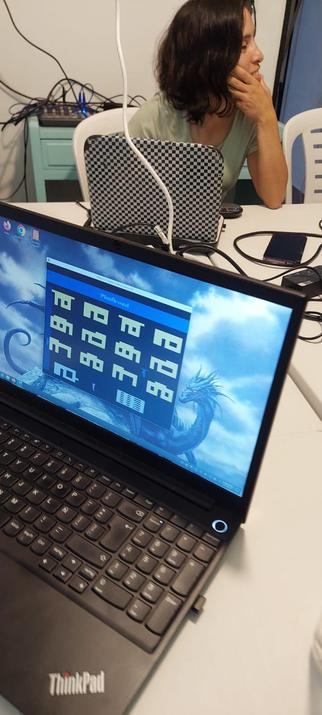 Gente hackeando roms de Atari VCS en el emulador Stella.