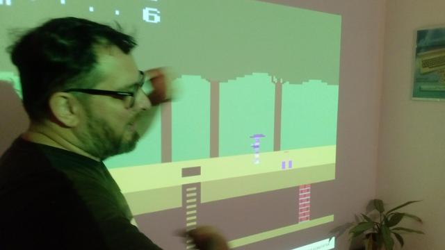 Valentín nos muestra cómo darle color al personaje de Pitfall.