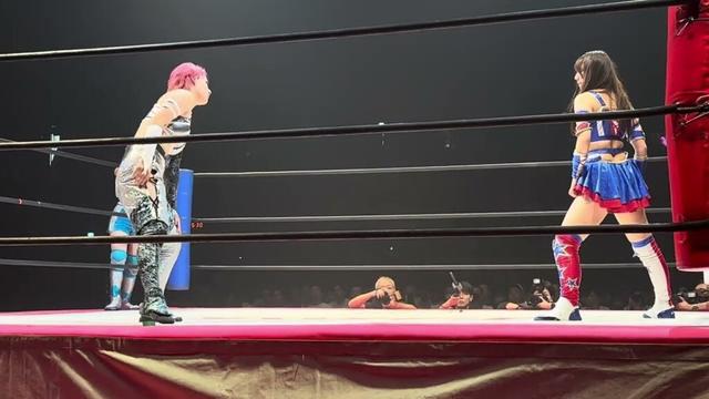 凍雅と荒井優希がロックアップの攻防をじっくり見せた上で凍雅がグラウンドに持っていくも荒井が上から押さえる攻防を見せる 東京女子プロレス「WRESTLE PRINCESS Ⅵ」2025年9月20日