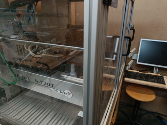 Eine eingehauste CNC-Fräse