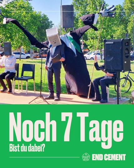 Kunstperformance mit Betonkopf