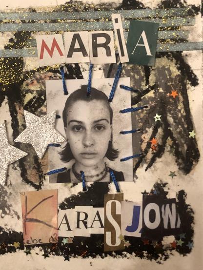 Eine Collage aus verschiedenen Elementen. In der Mitte ein aufgenähtes Portrait der Künstlerin. Oben und unten sind Buchstaben aus Zeitungsschnipseln, die deren Namen bilden: Maria Karasjow.