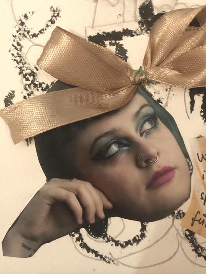 Eine Collage aus verschiedenen Elementen. Ein Bild von dem Gesicht der Künstlerin, das von deren Hand gestützt wird. Der Kopf wird von einer ganz großen Schleife geziert.